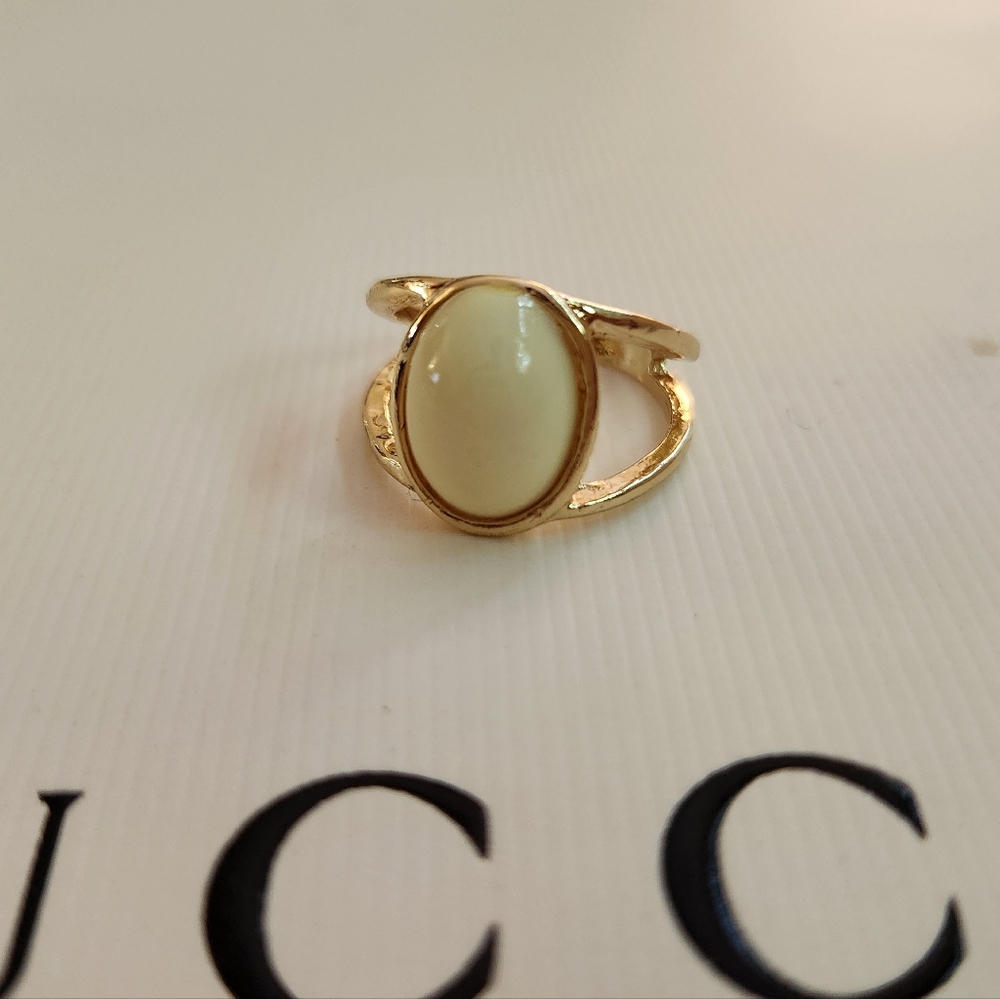 🔷️ Gold and Cream Stone Statement Ring Size 8 NWT